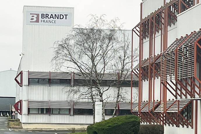 Brandt célèbre ses 100 ans  en levant le voile sur son usine  de Saint-Jean-de-la-Ruelle