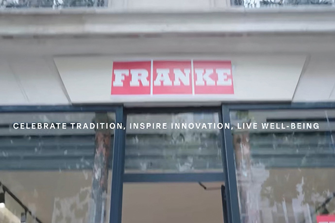 Franke célèbre le maître d’air Roblin à Paris avec un éclat de Supernova