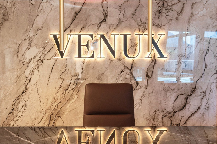 Venux transforme la pierre frittée en luxe accessible