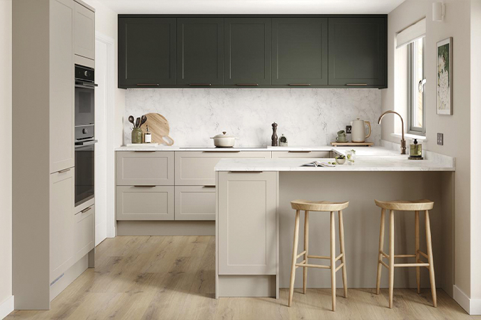 Howdens rhabille son catalogue cuisine avec Frome et Winterton Brillant