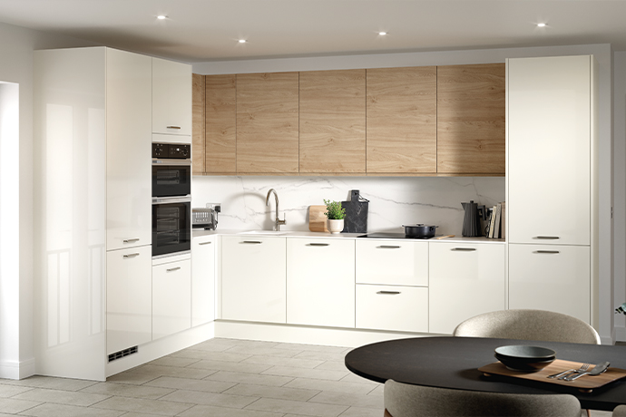 Howdens rhabille son catalogue cuisine avec Frome et Winterton Brillant