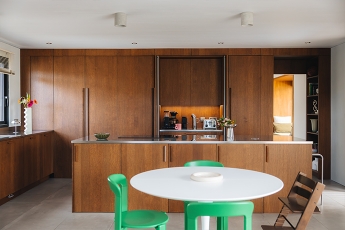 Cuisines Morel dévoile une nouvelle collection sublimée par le bois et la couleur